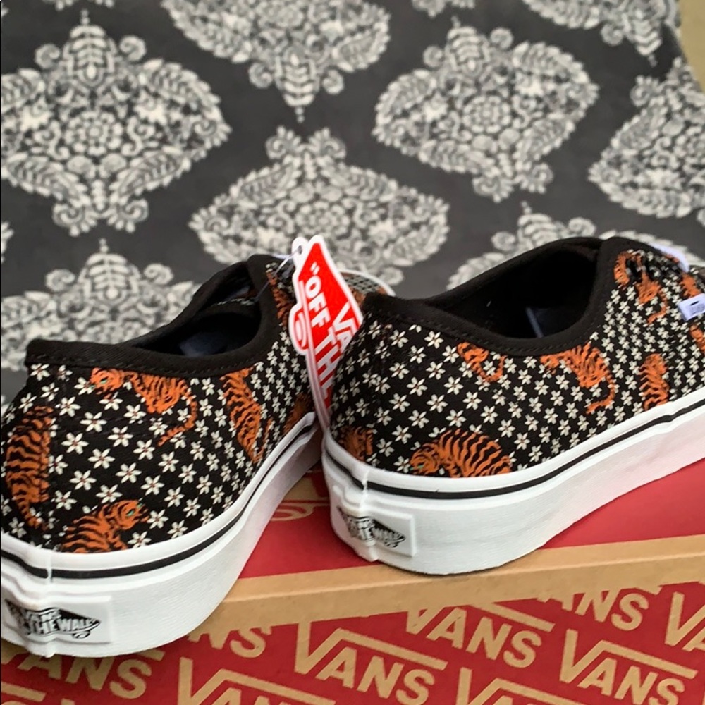 VANS AUTHENTIC TIGER FLORAL BLACK/TRUE WHITE WMNS - Picture 11 of 16